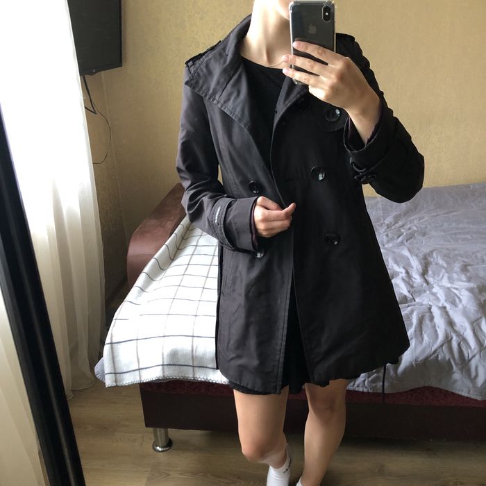 Ідеальний чорний плащ на осінь