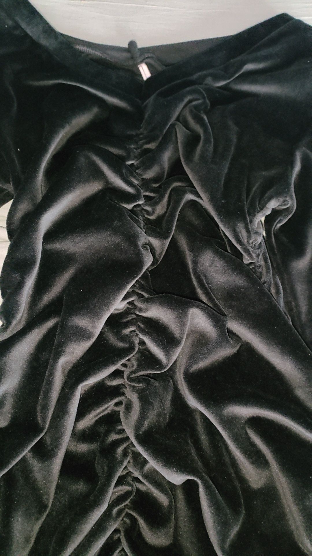 Czarna welurowa marszczona sukienka