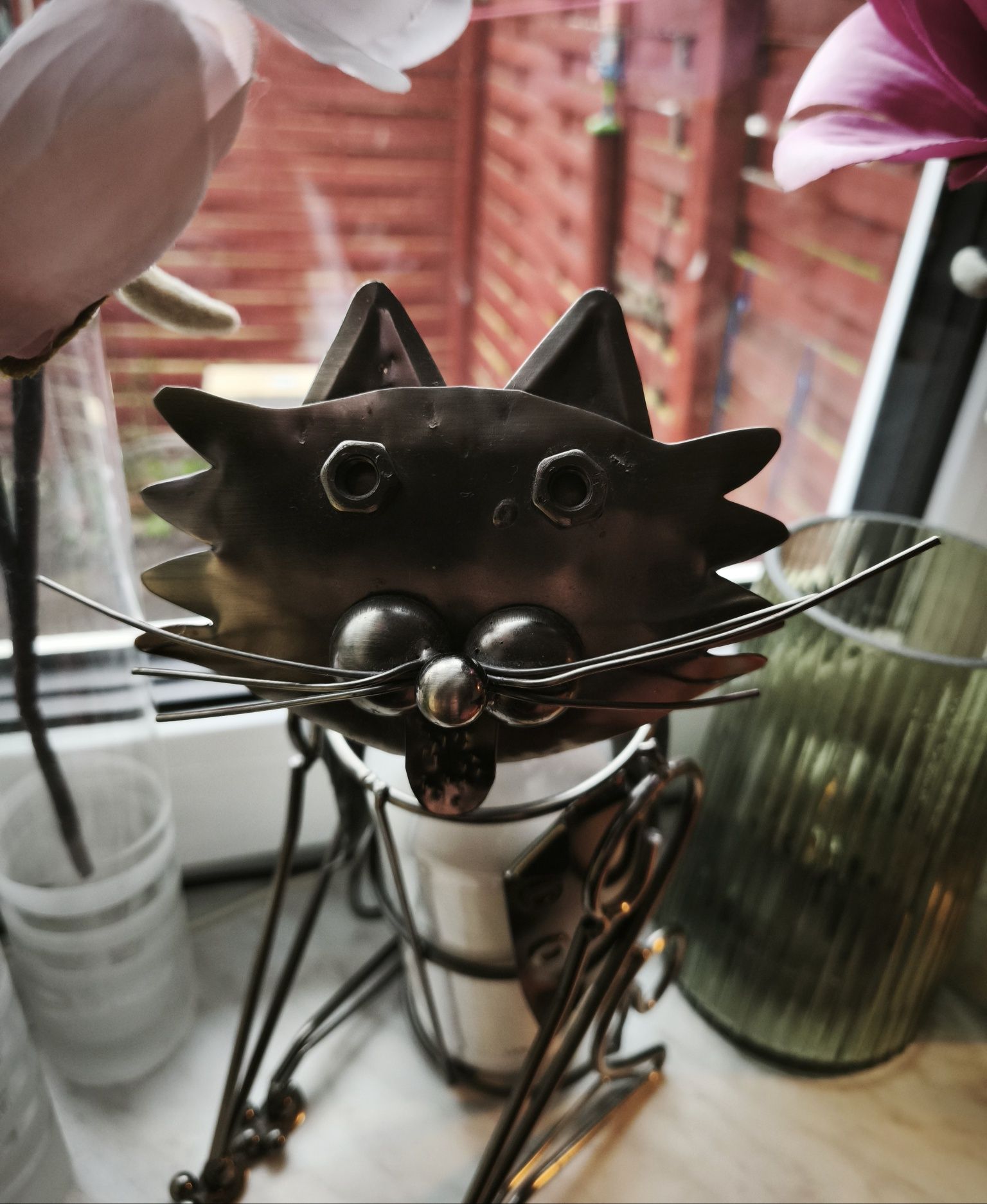 Metalowy kot stojak na wino metaloplastyka