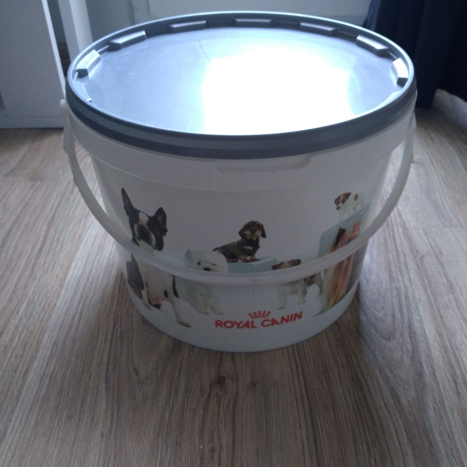 Wiaderko, pojemnik na karmę pies,kot royal canin