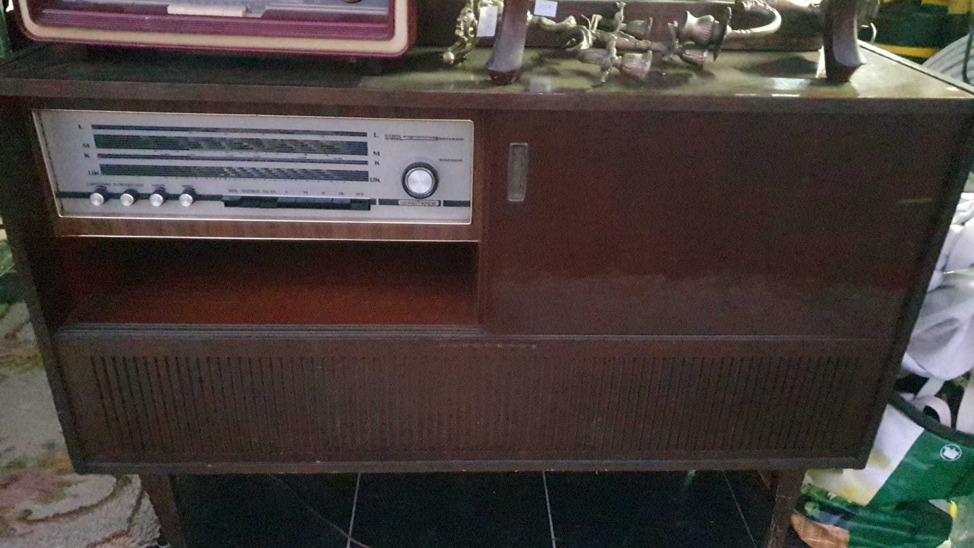 Rádio de móvel com discos de vinil em muito bom estado geral