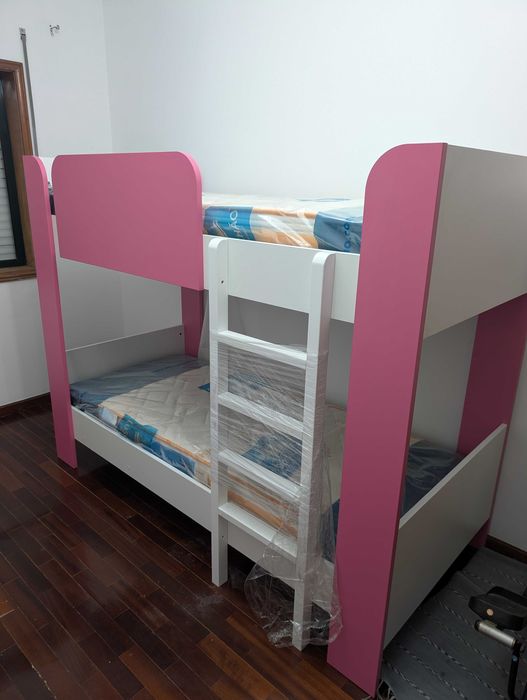 Mobília completa de criança. NOVA