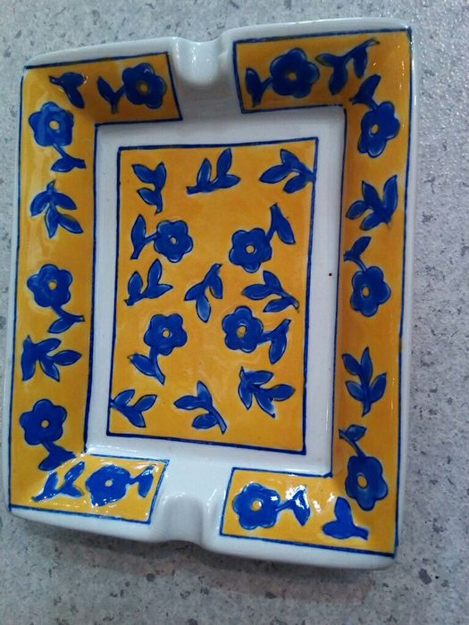 Cinzeiro antigo , artigo de coleção em porcelana marcada