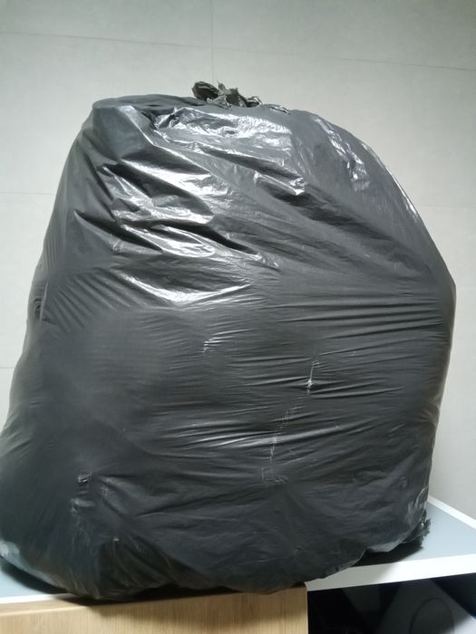 Paka różnych ubrań damskich