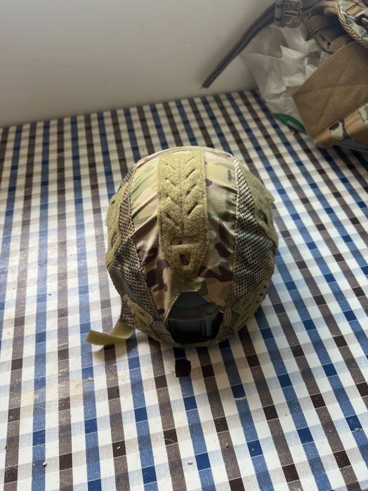 Capacete de combate com tecido