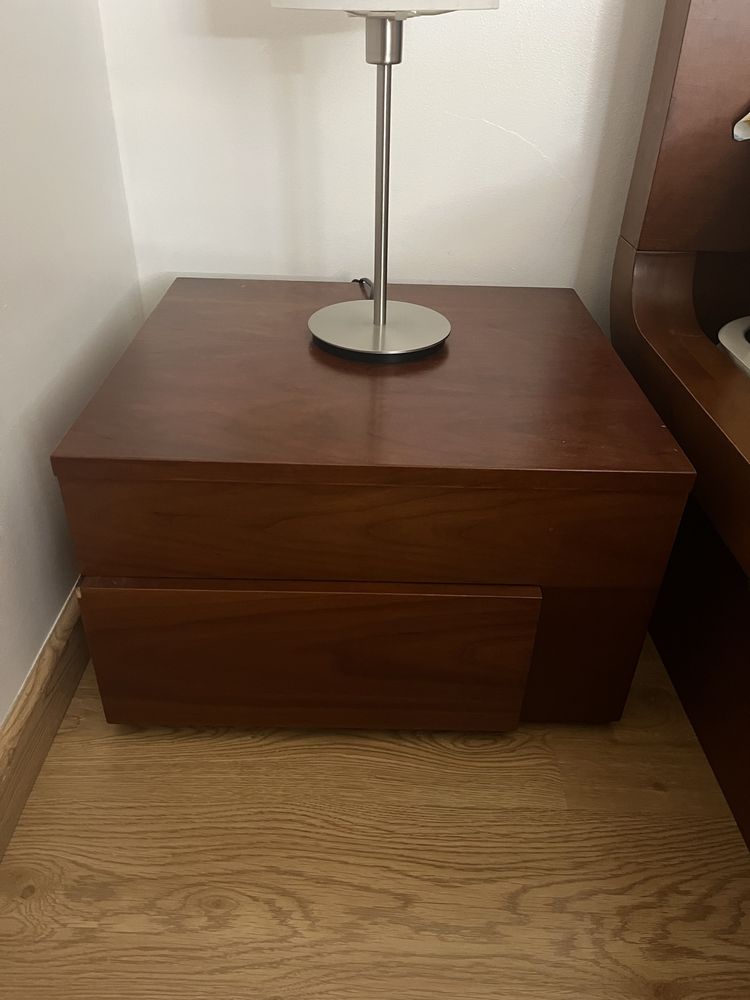 Cama de casal com mesas de cabeceira