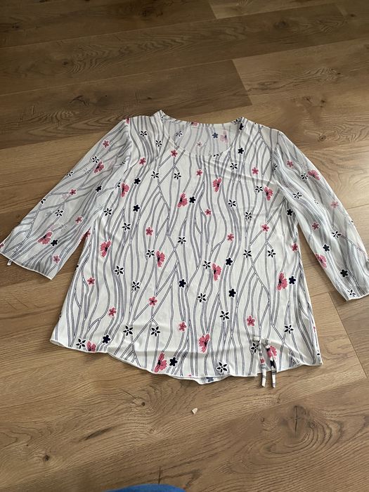 Biała elegancka bluzka w kwiatki z rękawkiem 3/4 rozmiar 46/3XL