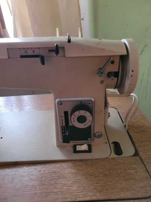 Maszyna do szycia Łucznik 451 na stole