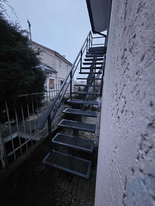 Сходи металеві, гвинтові  сходинки дуб,ясен