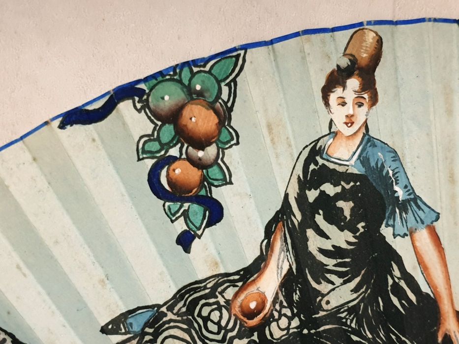 Lindo antigo leque pintado à mão  em madeira, papel e madrepérola