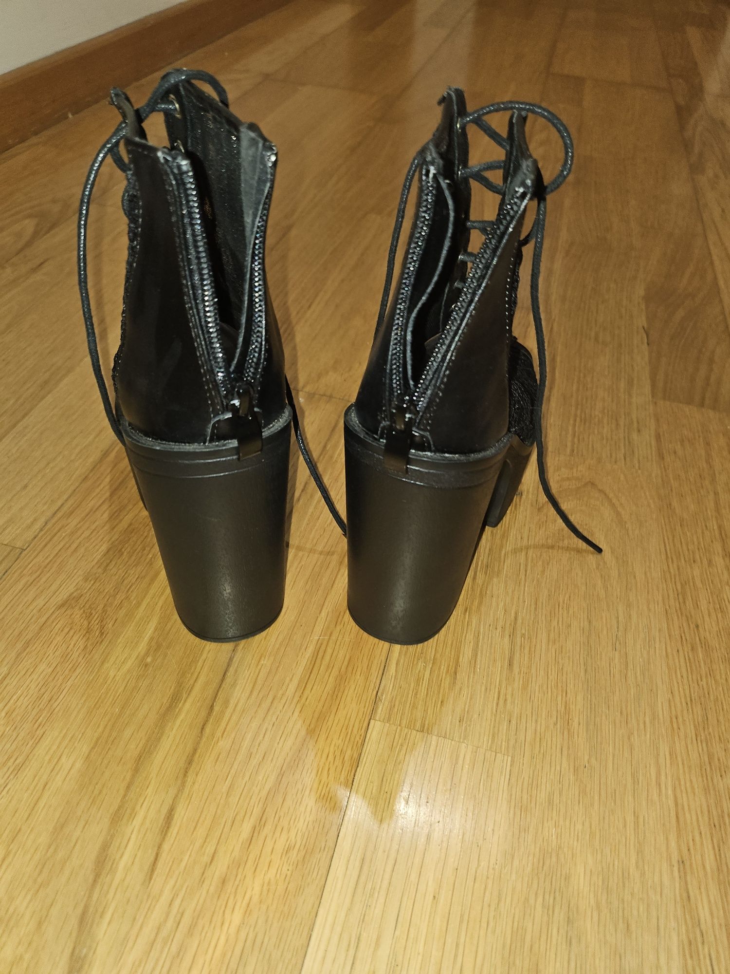 Botins abertos à frente
