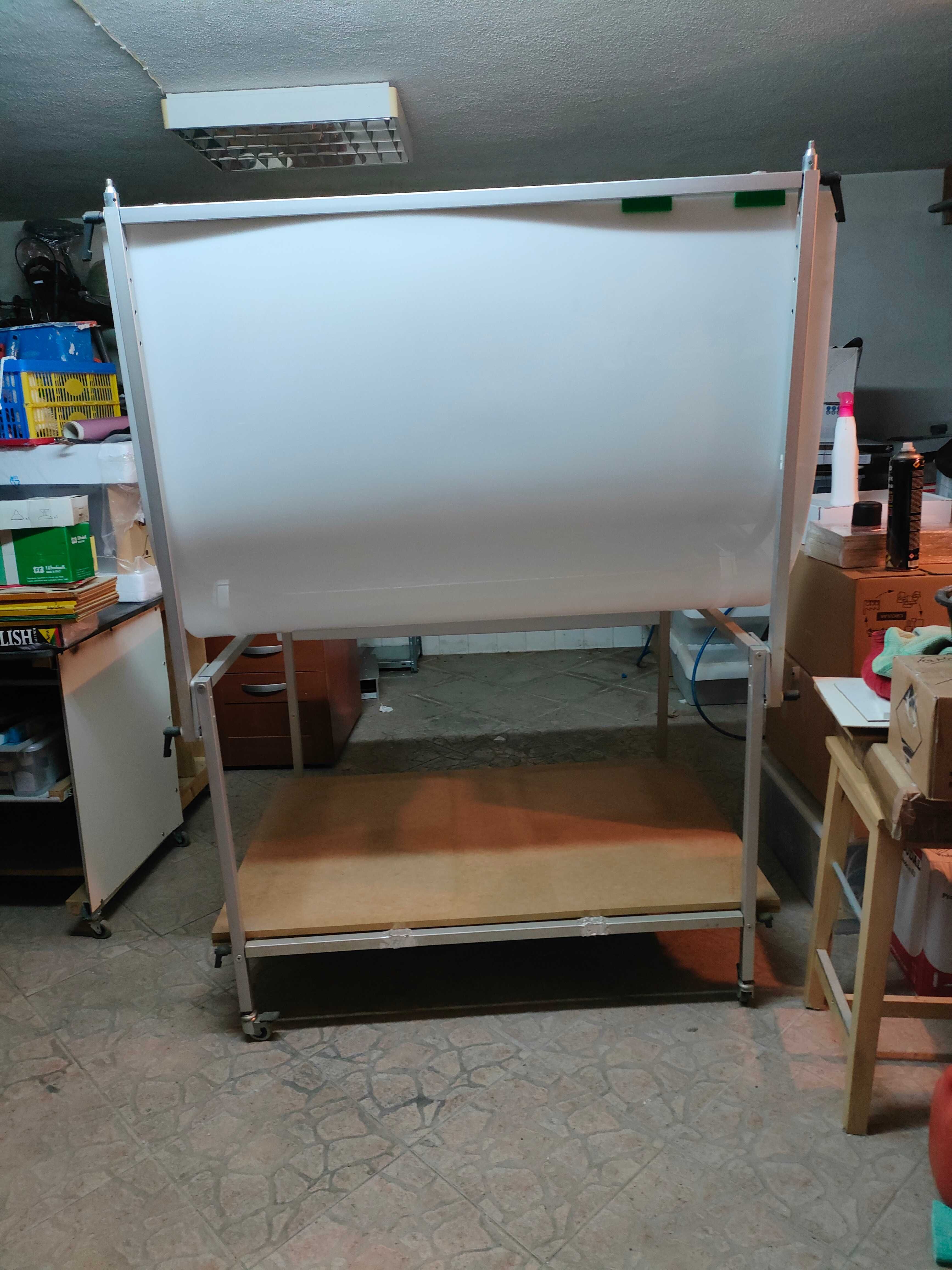 Mesa de fotografia com angulo regulavel para desocupar