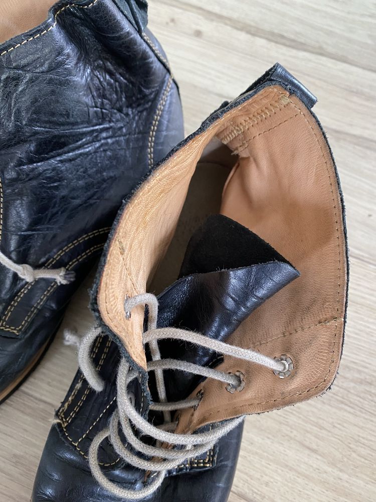 botas pretas em pele