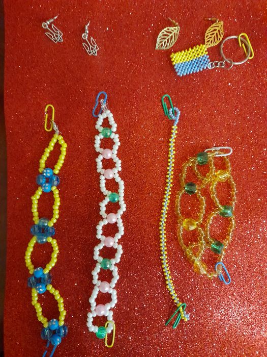 Вироби з бісеру, браслети  колечка,цепочки,брелкии