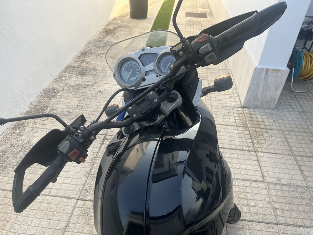 BMW F650GS de 2006 com avaria