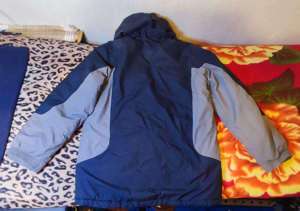 Куртка зимняя на мальчика 152 см теплая и лыжная.