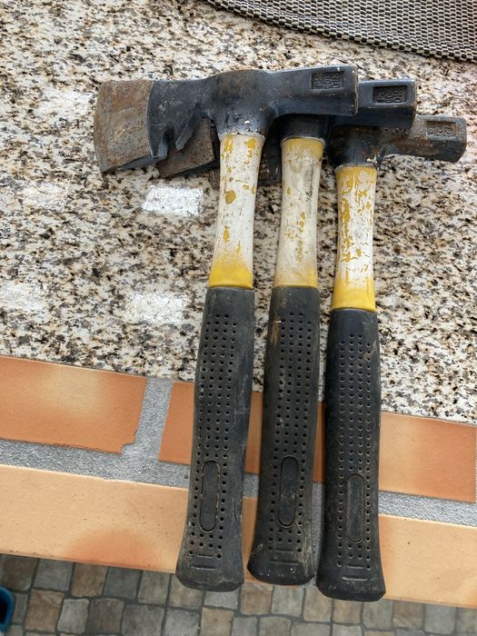 Martelos e bolsas para pregos