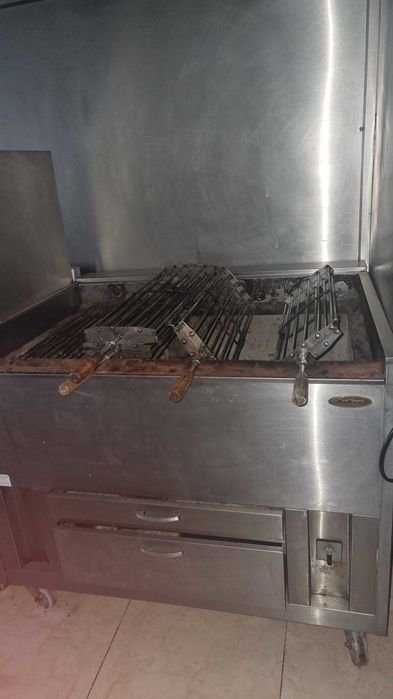 Churrasqueira a ​carvão com extratores de fumos
