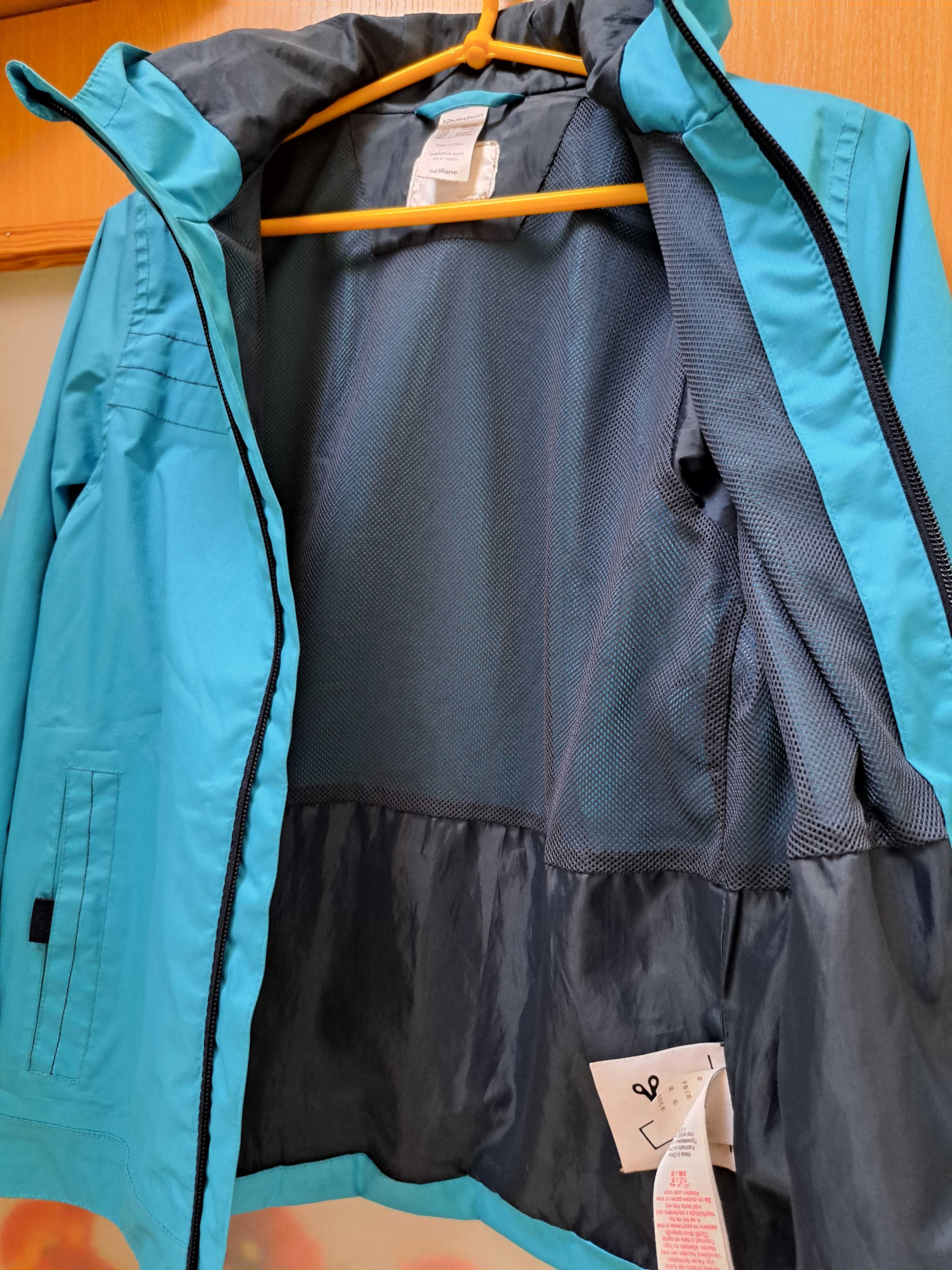 Niebieska , ciepła kurtka firmy Quechua , rozm. 134/145 cm
