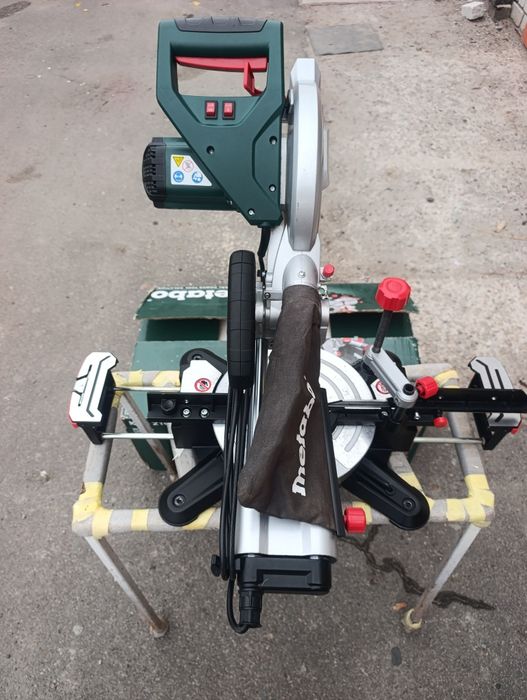 Торцовочная пила с протяжкой  Metabo KGS 216
