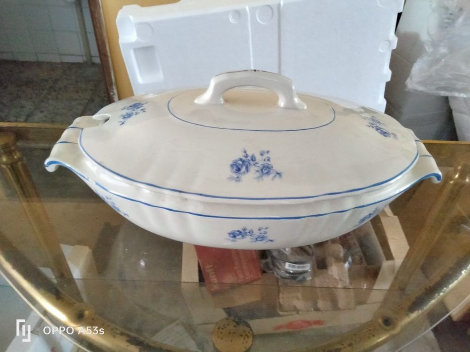 Terrinas e pratos em loiça pintada