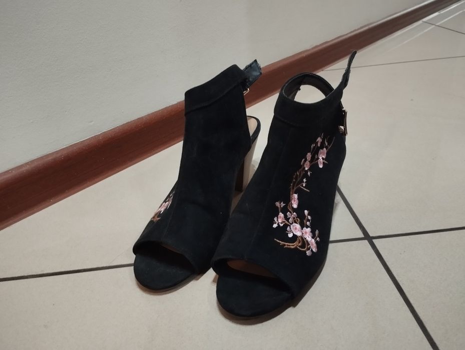 Damskie buty na obcasie czarne z kwiatami 40