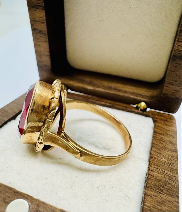 Złoty pierścionek z czerwonym oczkiem 585 - rozmiar 22 - STAN IDEALNY