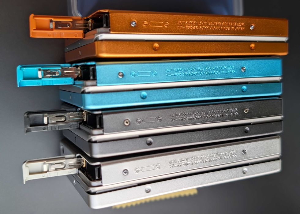 Захоплюючий касетний плеєр Sony Walkman WM-EX 655. Колекція кольорів