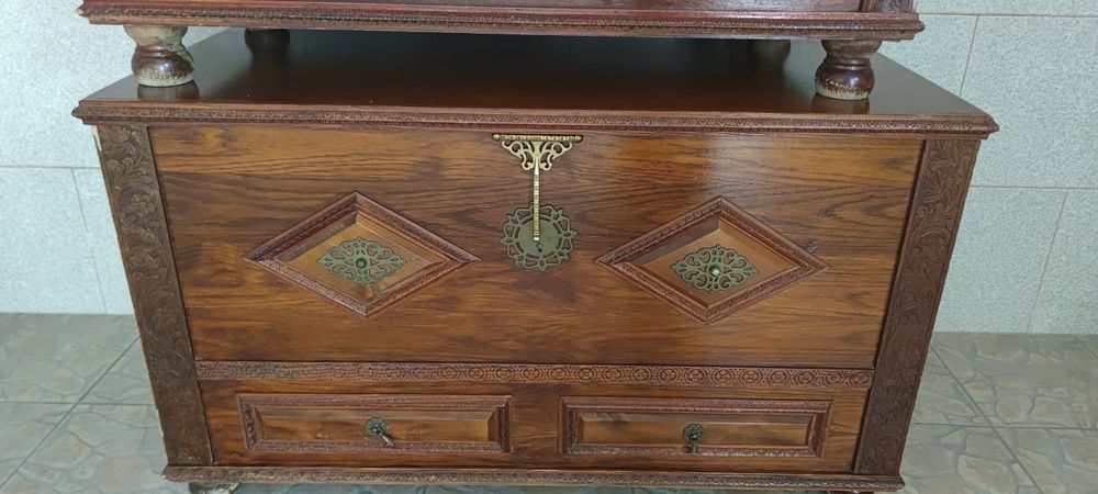 Baú de Madeira com Detalhes em Metal Dourado