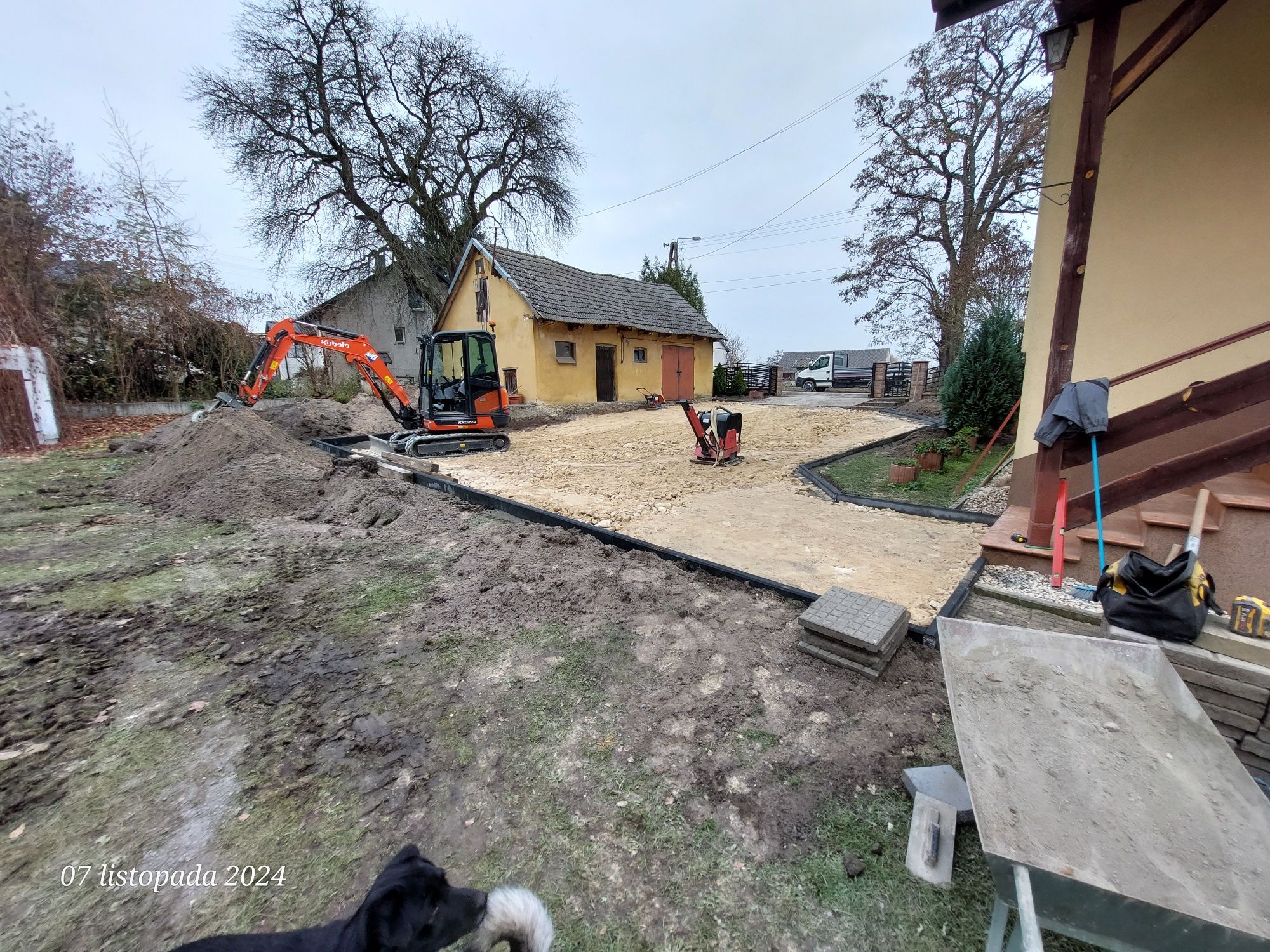 Usługi minikoparką i wywrotką 3.5t