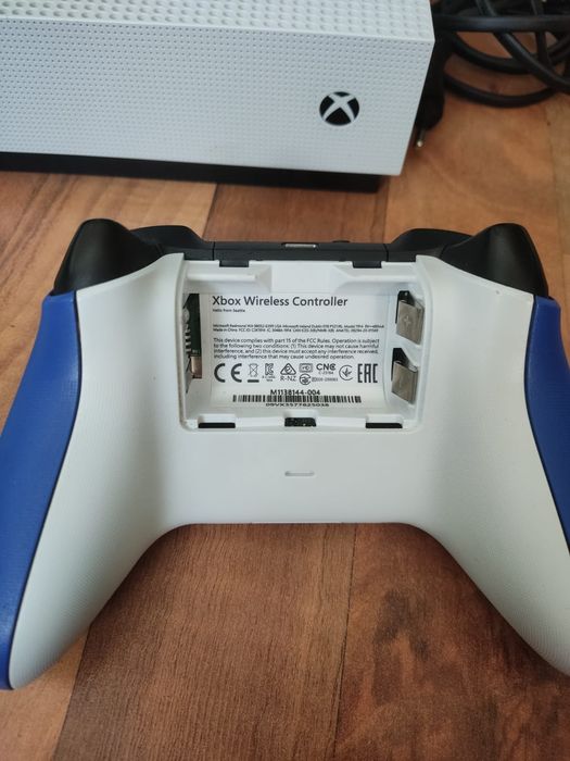 Xbox one s 1TB pad Xbox series gra FIFA 18