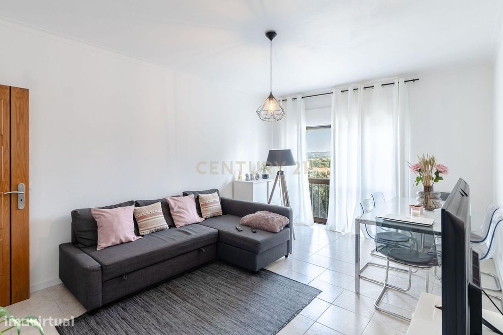 Apartamento T2 Quinta do Conde com Vista Panorâmica e Boa Localização