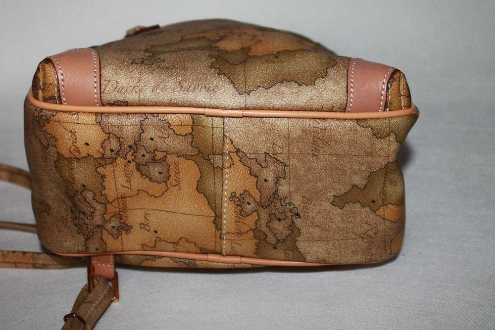 Якісний рюкзак. Принт -карта