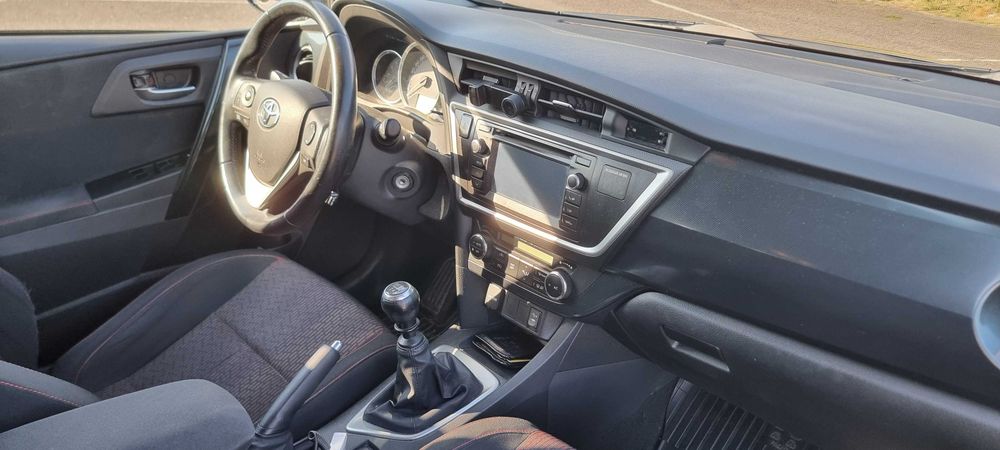 Toyota Auris 1.4D Comfort Pack Sport 2015: muito económico e só 1 dono