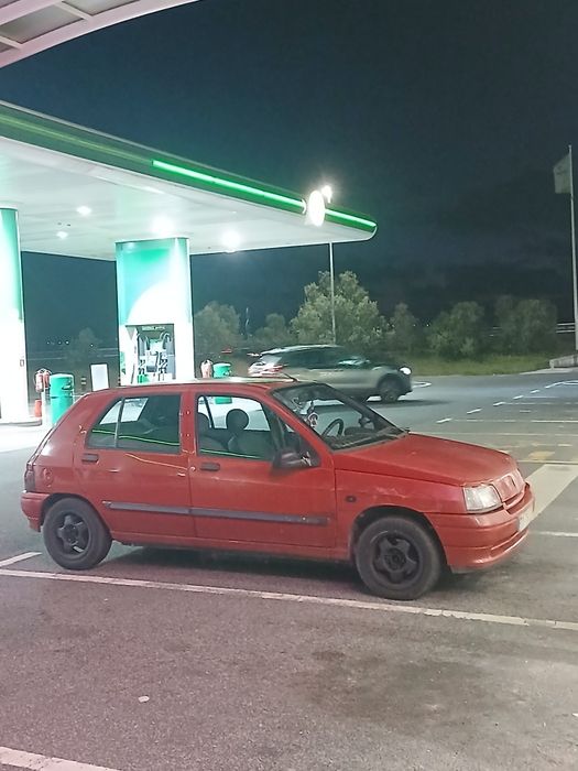 Renault clio 1.2 gasolina *acidentado*