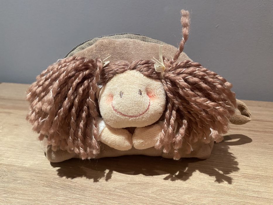 Bolsa para maquilhagem com boneca