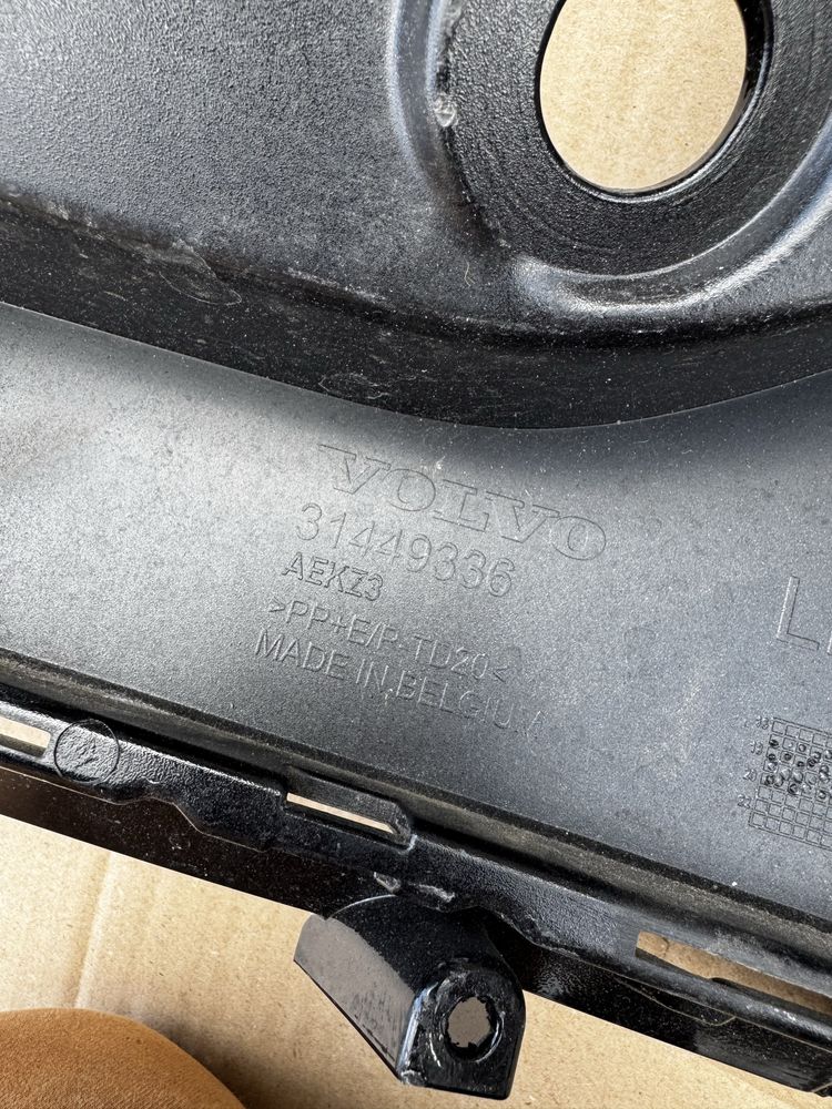 Zderzak volvo xc40 2018 do 2024  31449,336 oraz 31449,337