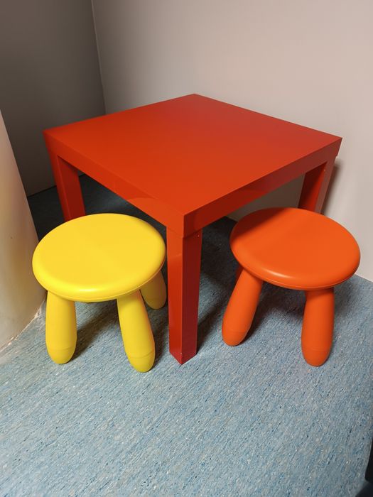 Mesa com 2 bancos pequenos