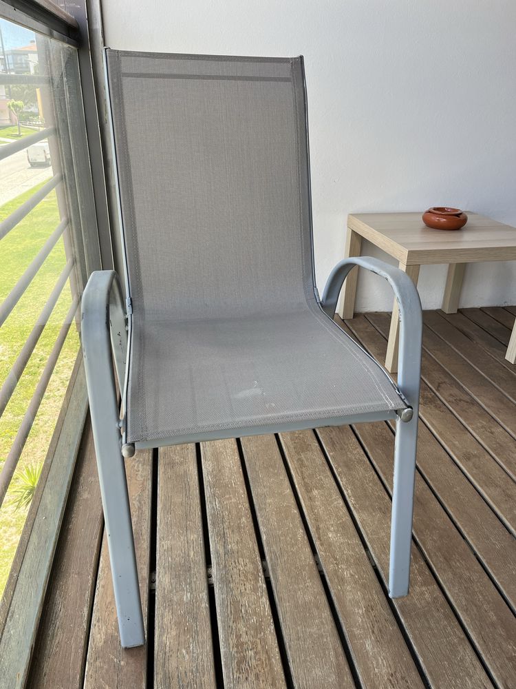 Cadeira cinza para exterior