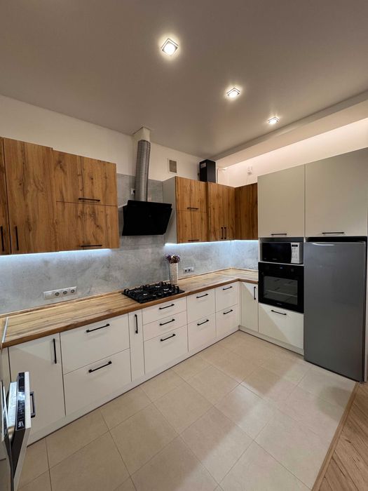 Сучасний котедж з ремонтом у районі Щасливого!