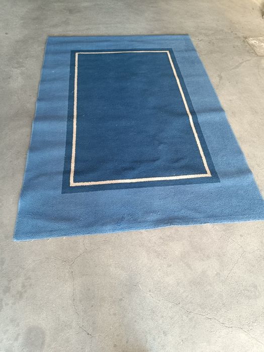 Tapete azul em bom estado