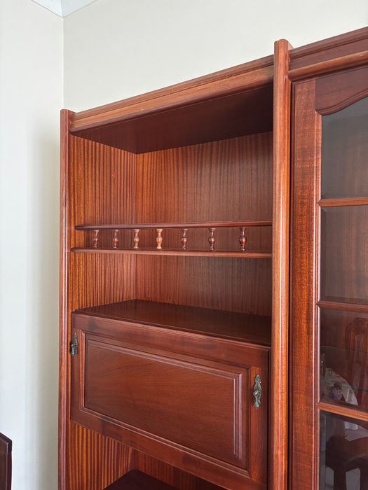 Móvel de sala com cristaleira