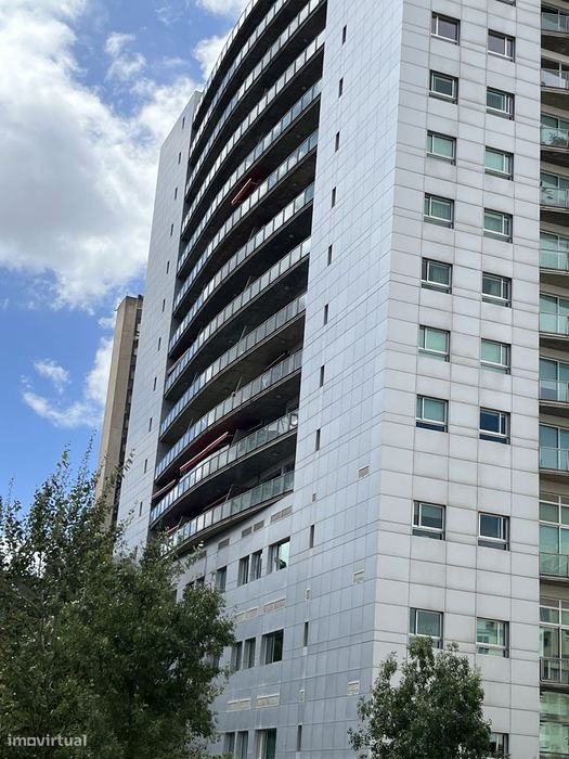 T 1 se alto padrão, com garagem e varanda, na Praça de Espanha