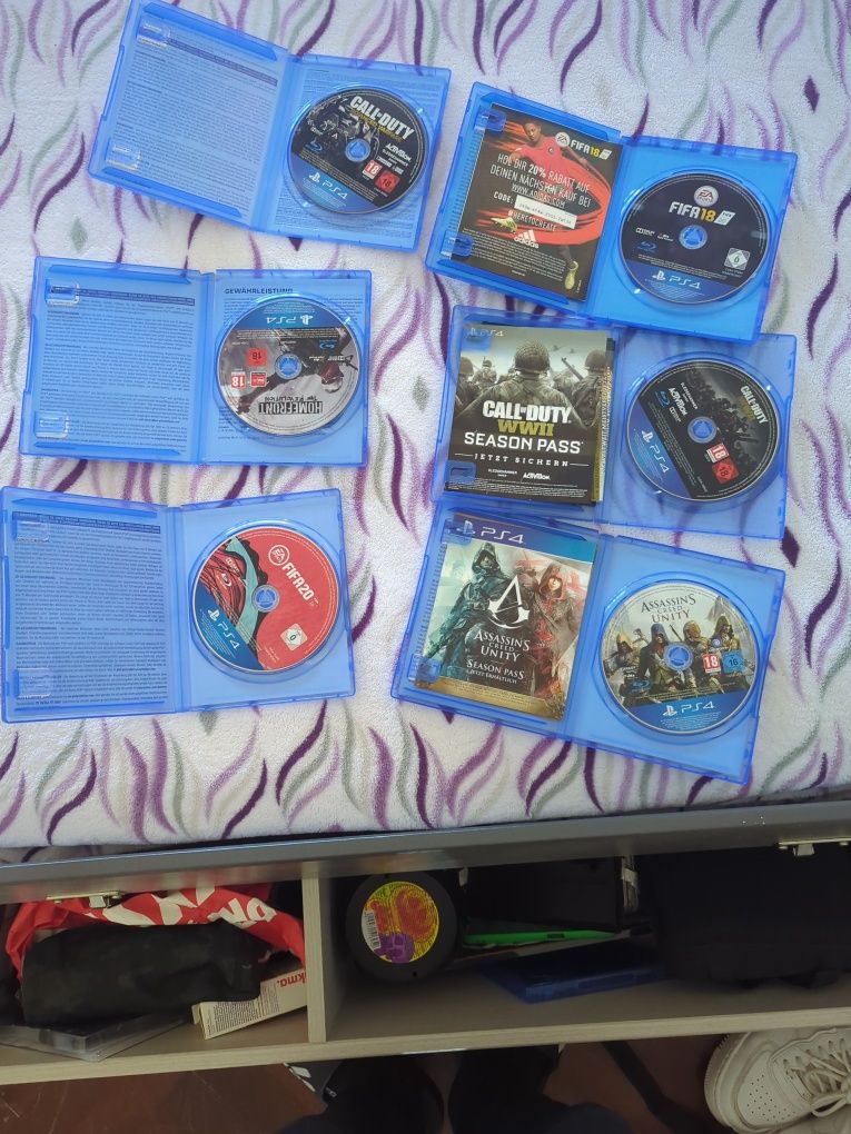 PS4 Slim + comando com cabo + 6 jogos em CD – Bom estado