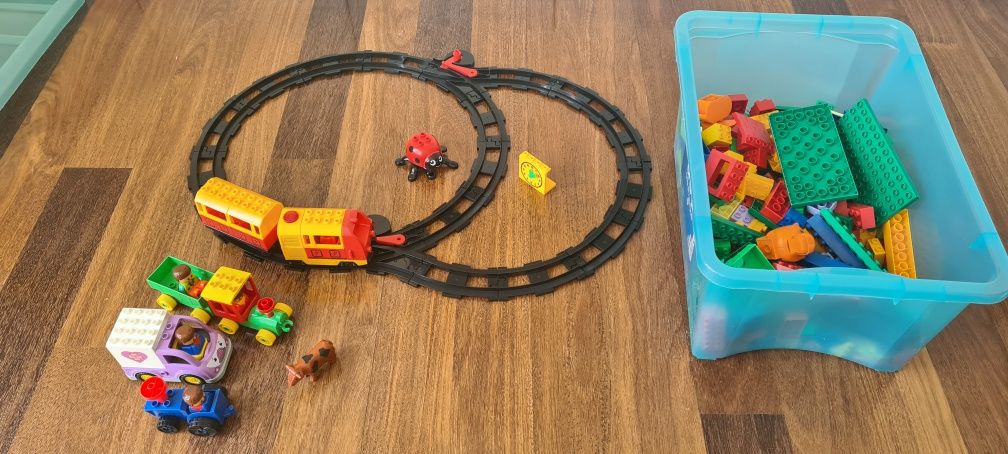 Legos varios inclui pista e comboio