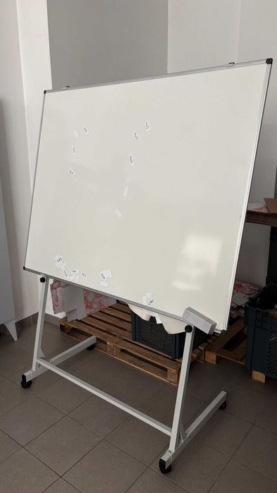 Quadro branco com suporte em rodas