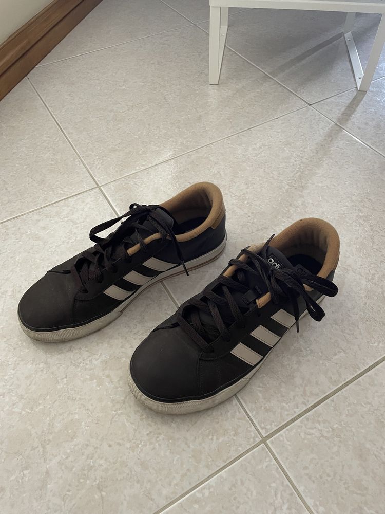 Sapatilhas Adidas Modelo Neo tamanho 42