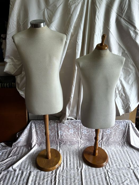 2 Busto de manequim com base em madeira – tamanhos diferentes