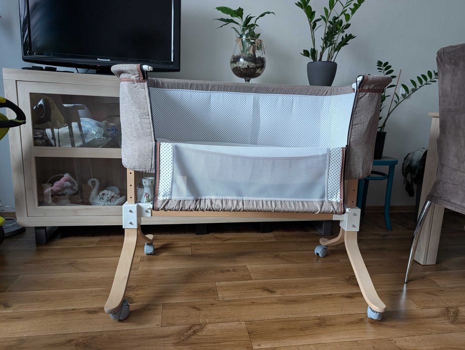 Drewniane łóżeczko na kółkach, dostawka dla niemowląt