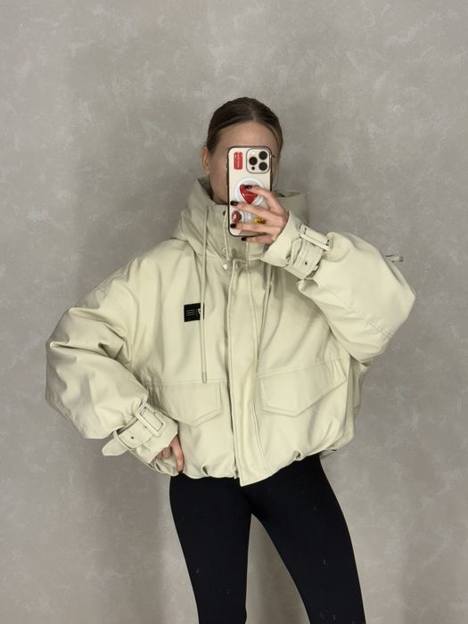 Куртка пухова жіноча M кремова з капюшоном вкорочена